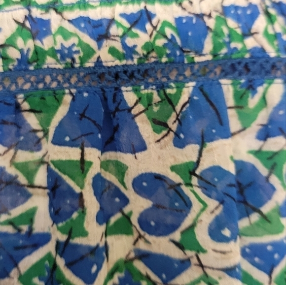 TWO by VINCE CAMUTO Playful Batik Pintuck Peasant Blouse. NWT LARGE - Picture 8 of 9